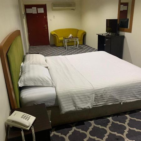 Al Aziziyah Hotel&suites Khamis Mushait Bagian luar foto