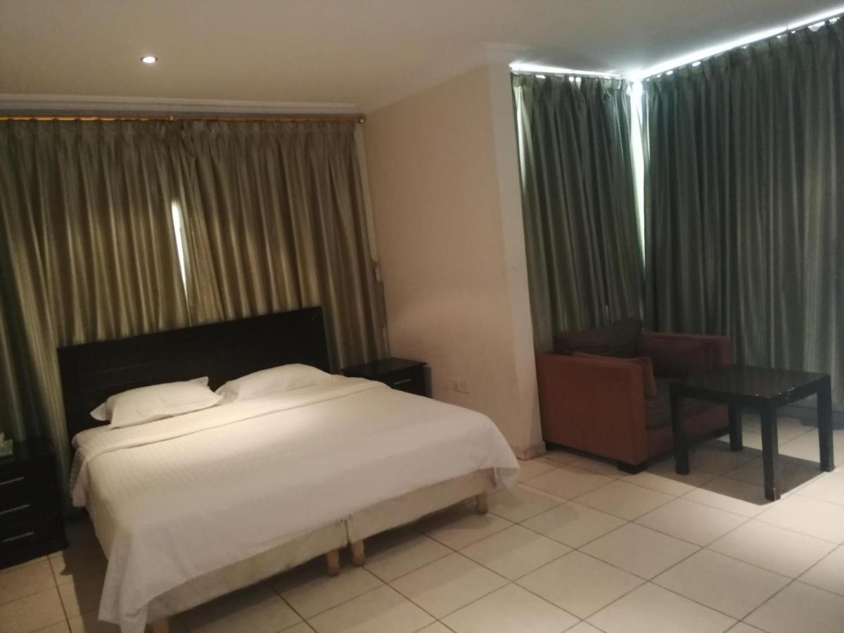 Al Aziziyah Hotel&suites Khamis Mushait Bagian luar foto